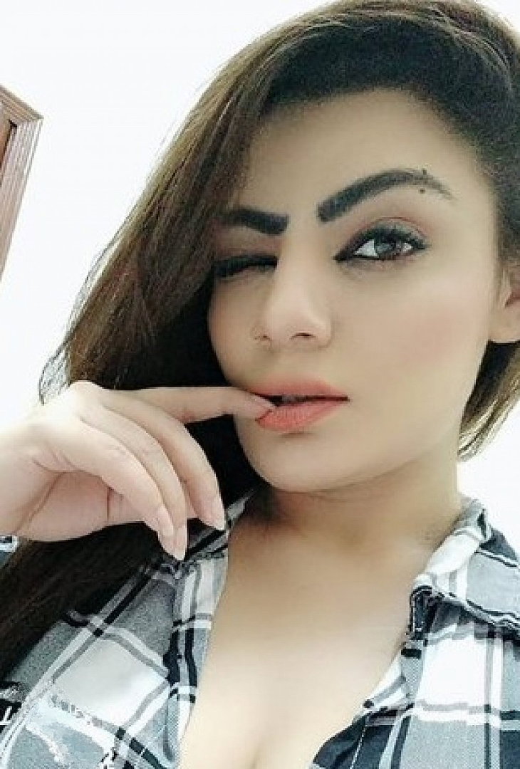 Tina Khan - photo