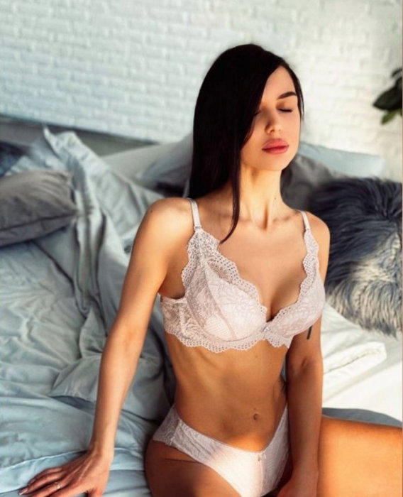 Adrianne - photo 2