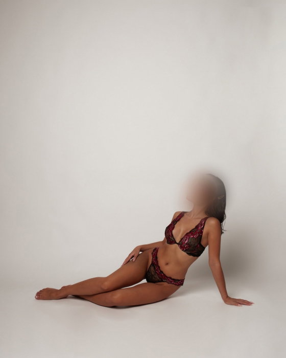 Adeline - photo 2