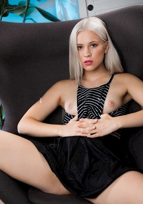 Courtney - photo 2